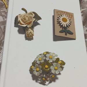 SET OFF 3 VINTAGE BROOCHES FLOWER MOTIF